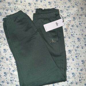 NWT Alo Accolade green joggers